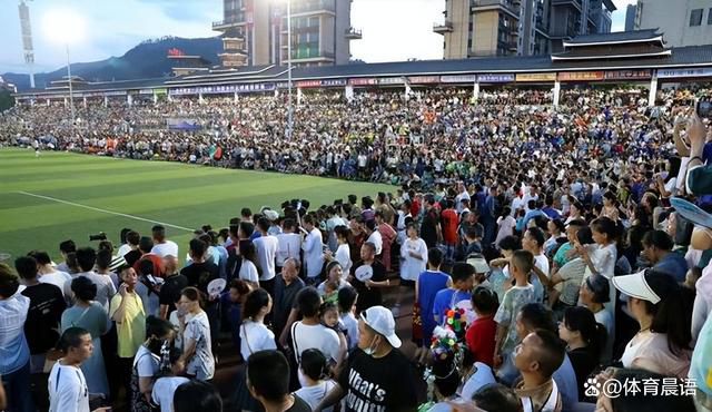 8月9日，吴京在拍戏过程中遭遇山洪暴发，他无奈的在微博表示：;山洪又来了